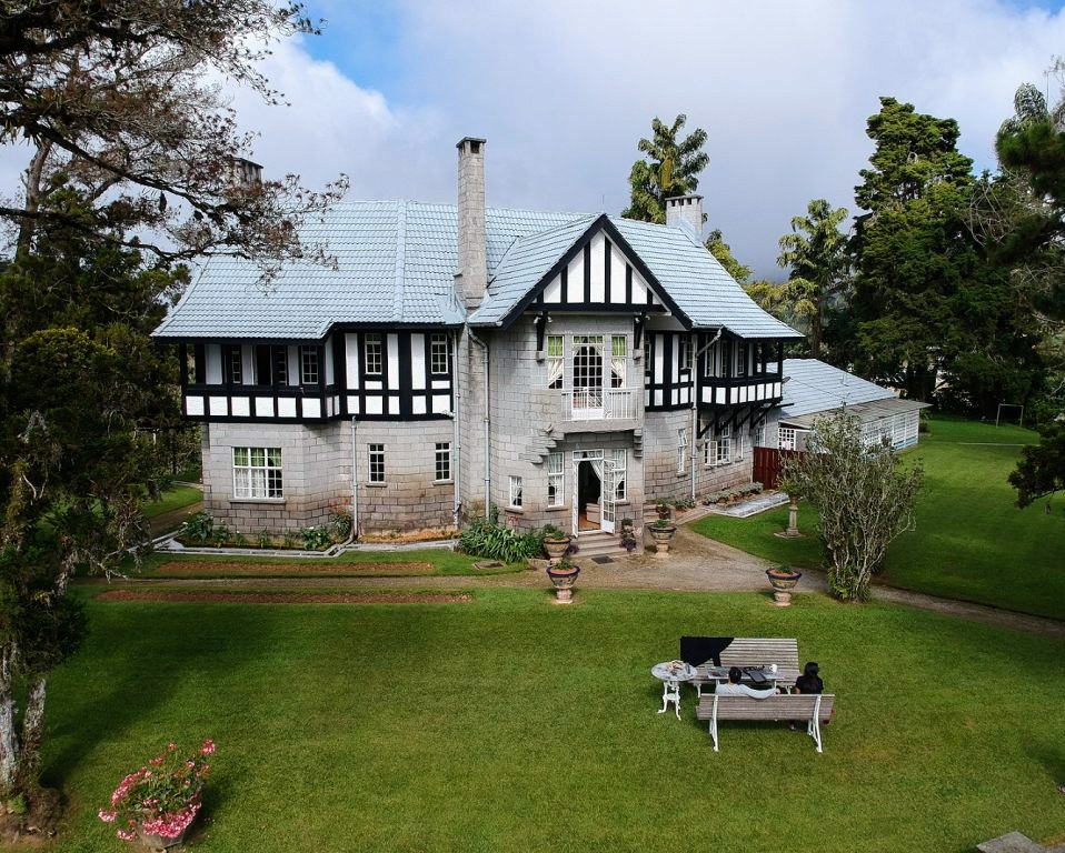 Свежая идея для дизайна: большой, серый частный загородный дом в викторианском стиле с полувальмовой крышей, черепичной крышей и синей крышей - отличное фото интерьера