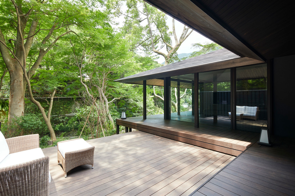Inspiration for an asian backyard deck in Yokohama with a roof extension.