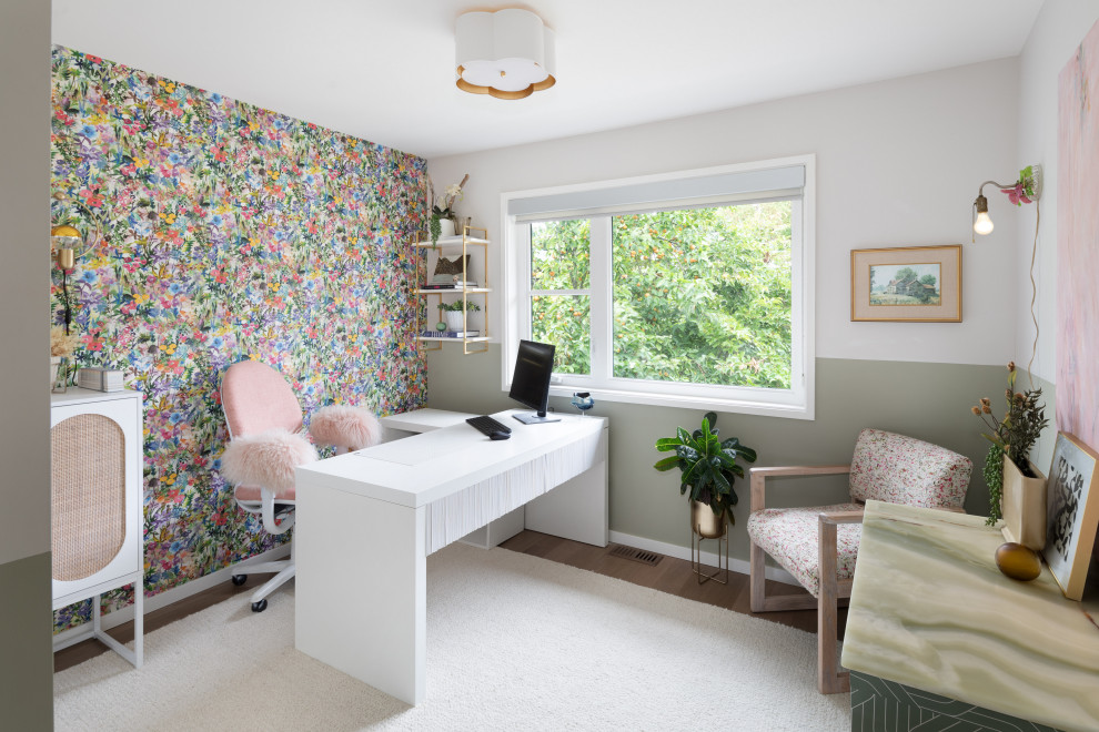 Ejemplo de despacho bohemio pequeño sin chimenea con paredes multicolor, suelo de madera clara, escritorio independiente, suelo marrón y papel pintado