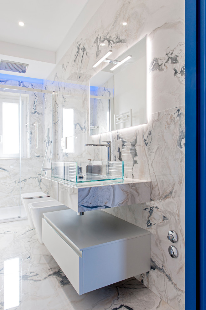 На фото: главная ванная комната среднего размера в современном стиле с фасадами с утопленной филенкой, серыми фасадами, душем без бортиков, синей плиткой, керамогранитной плиткой, белыми стенами, полом из керамогранита, настольной раковиной, столешницей из плитки, белым полом, душем с раздвижными дверями, белой столешницей, тумбой под одну раковину и подвесной тумбой с