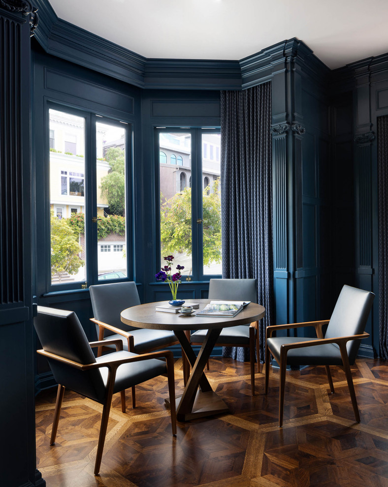 Inspiration pour un très grand salon traditionnel fermé avec une salle de réception, un mur bleu, un sol en bois brun, une cheminée standard, un sol multicolore et du lambris.