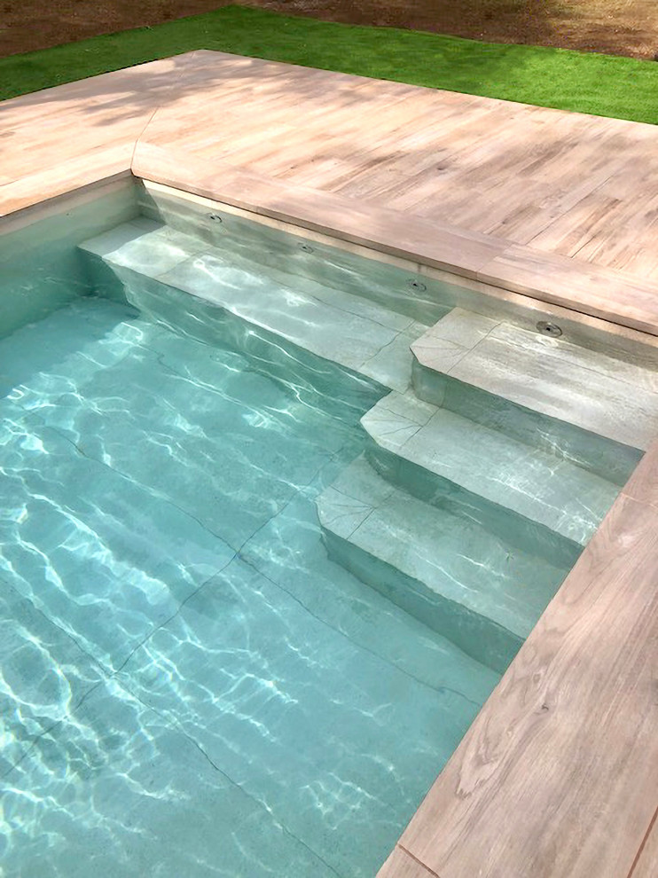 Идея дизайна: спортивный, прямоугольный ландшафтный бассейн среднего размера на внутреннем дворе в стиле модернизм с покрытием из плитки