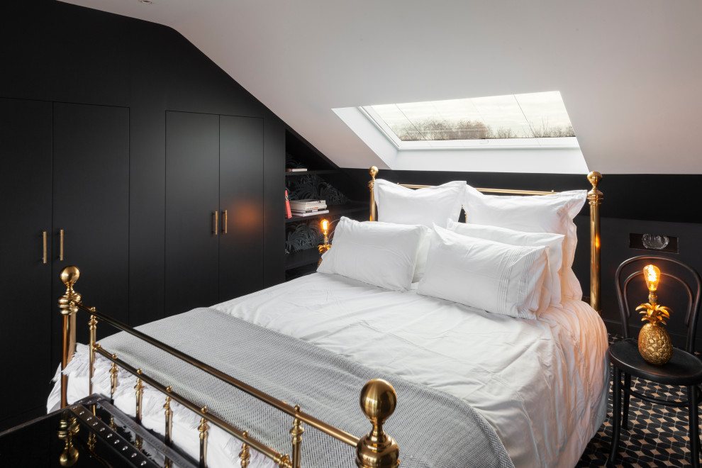 Идея дизайна: огромная гостевая спальня (комната для гостей) на мансарде в современном стиле с синими стенами и полом из керамической плитки