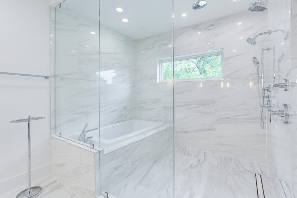 Inspiration pour une salle de bain principale minimaliste de taille moyenne avec une baignoire posée, un combiné douche/baignoire, un mur blanc, un sol en marbre, un lavabo encastré, une cabine de douche à porte battante, meuble double vasque et meuble-lavabo encastré.