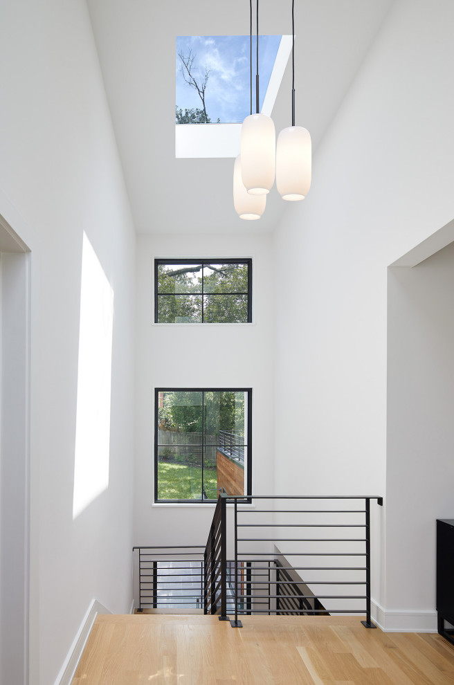 Стильный дизайн: п-образная лестница среднего размера в современном стиле с деревянными ступенями, крашенными деревянными подступенками и металлическими перилами - последний тренд