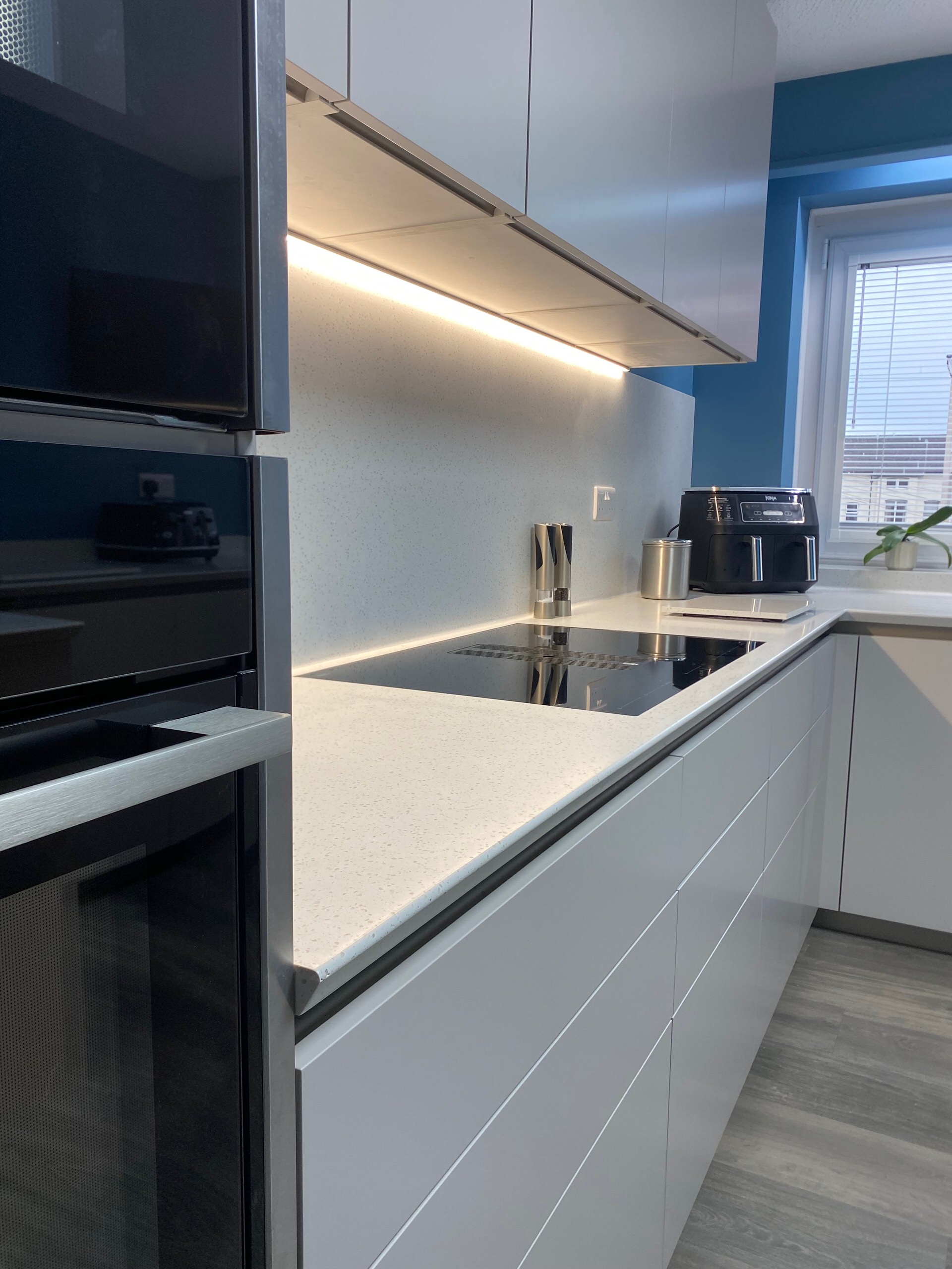 Handleless Apartment Kitchen in Silk Gloss Loam Finish