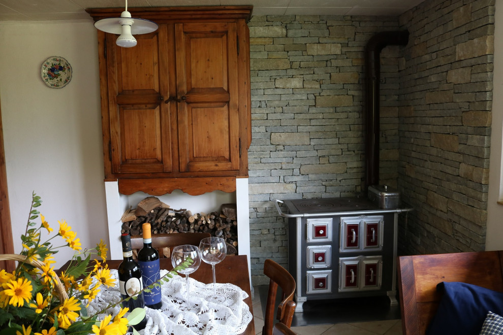 Idee per una cucina abitabile rustica con ante in legno chiaro
