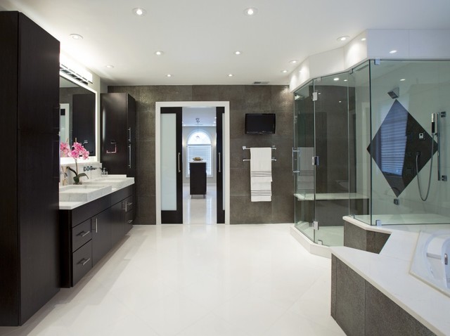 Spa Treatment at Home with Stunning Bath and Walk-in Closet - Moderno