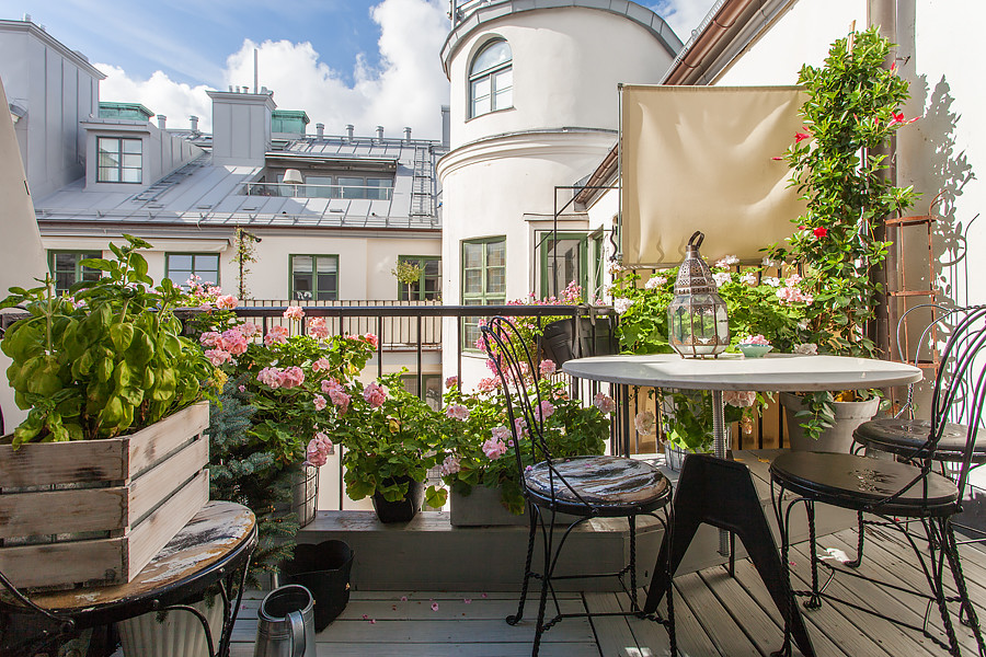 Design ideas for a large traditional balcony in Stockholm.