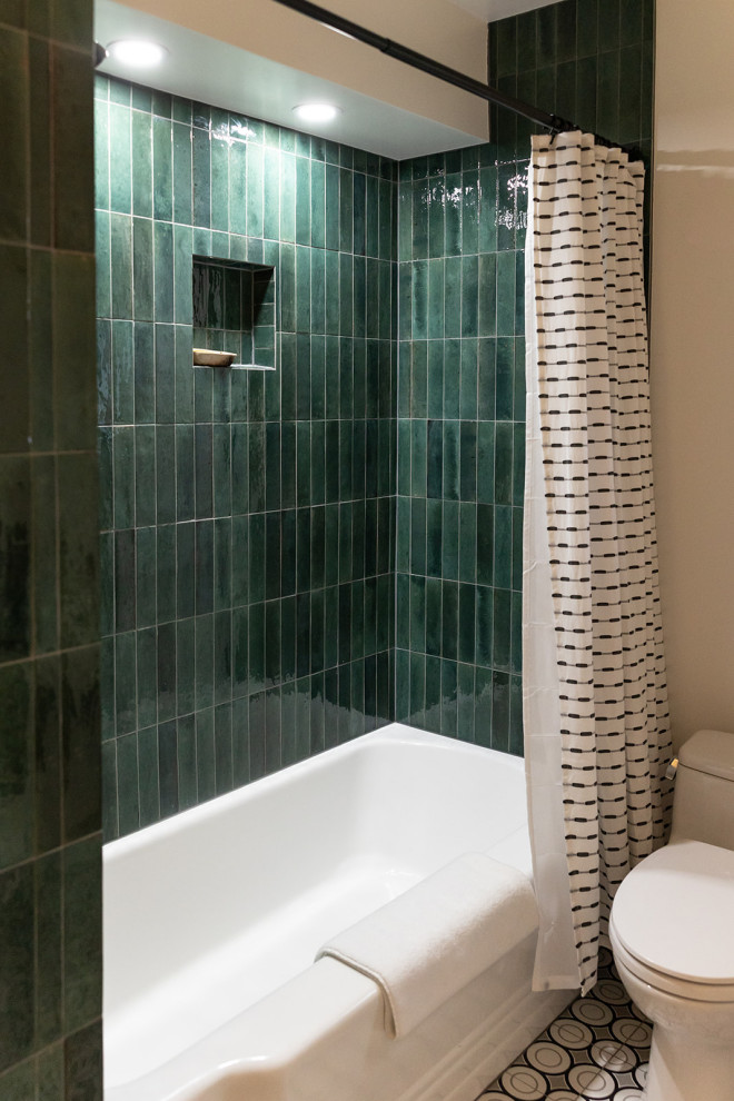 Aménagement d'une grande salle de bain principale éclectique en bois brun avec un carrelage vert, un mur beige, un plan de toilette en quartz, un plan de toilette blanc, meuble simple vasque et meuble-lavabo sur pied.