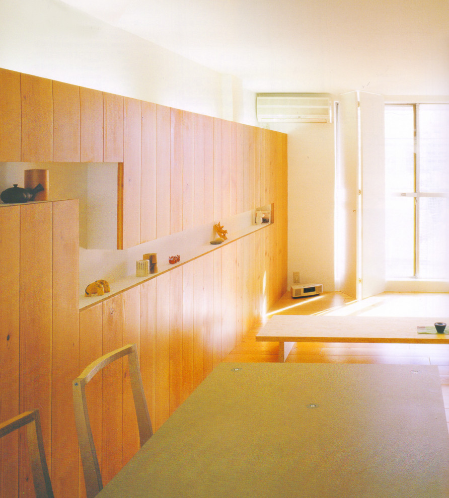 Cette image montre un petit salon minimaliste en bois ouvert avec un mur marron, un sol en bois brun, aucune cheminée, un téléviseur indépendant et un sol marron.