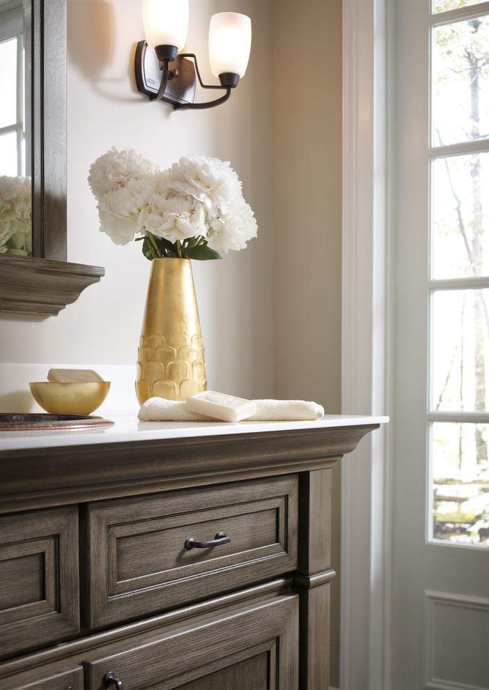 Kitchen - transitional kitchen idea in Toronto