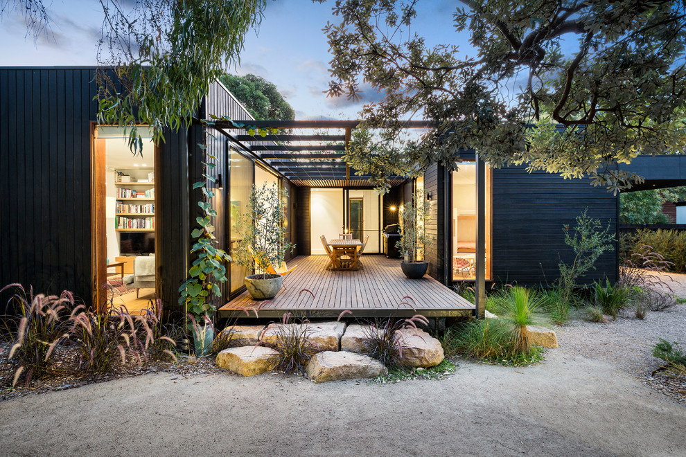 Inspiration for a mid-sized beach style one-storey exterior in Melbourne.