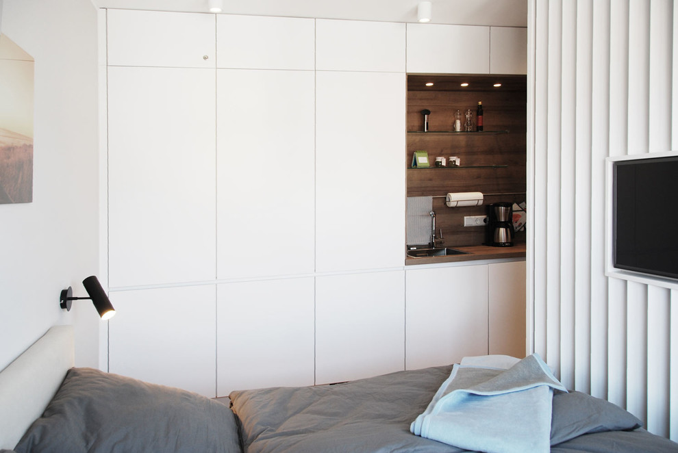 Mittelgroßes Nordisches Schlafzimmer mit beiger Wandfarbe, Vinylboden und braunem Boden in Sonstige