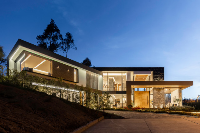 Casa Asim&eacute;trica moderno-facciata