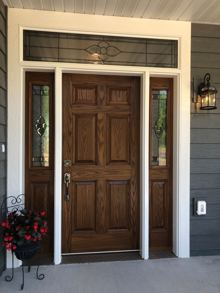 他の地域にあるラスティックスタイルのおしゃれな玄関ドア (濃色木目調のドア) の写真