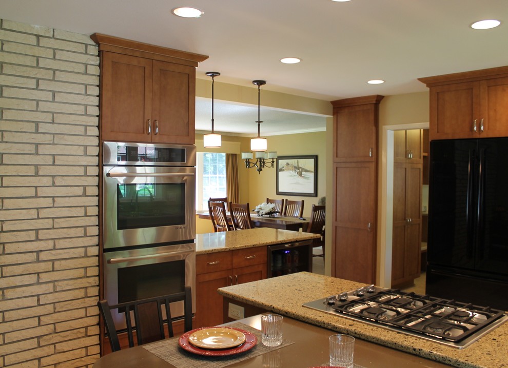 Eat-in kitchen - mid-sized transitional u-shaped eat-in kitchen idea with shaker cabinets, medium tone wood cabinets, quartzite countertops and a peninsula