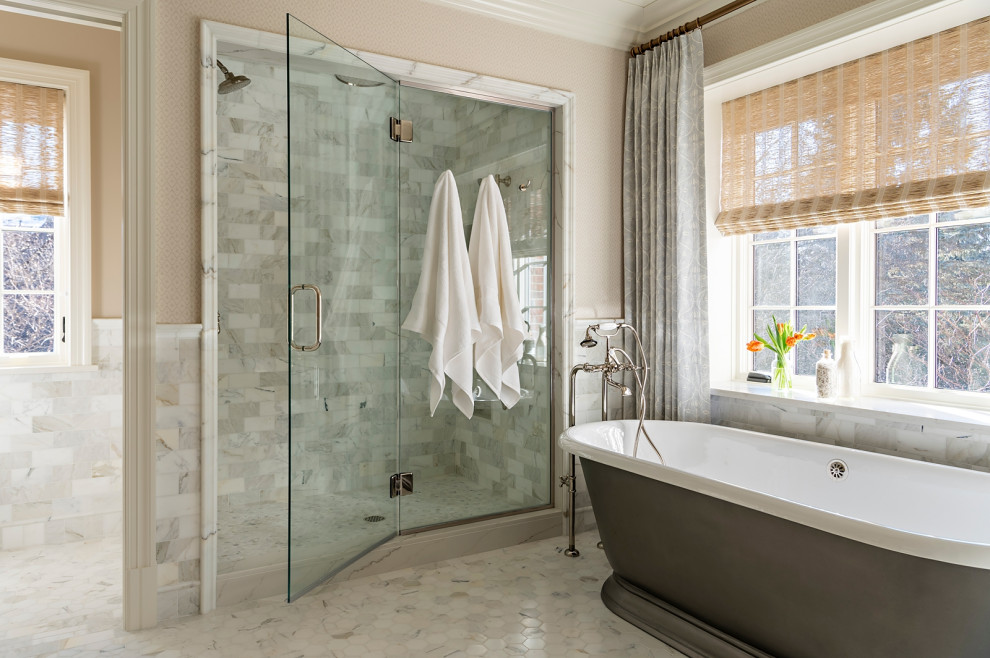 Exempel på ett klassiskt en-suite badrum, med ett fristående badkar, en dusch i en alkov och dusch med gångjärnsdörr