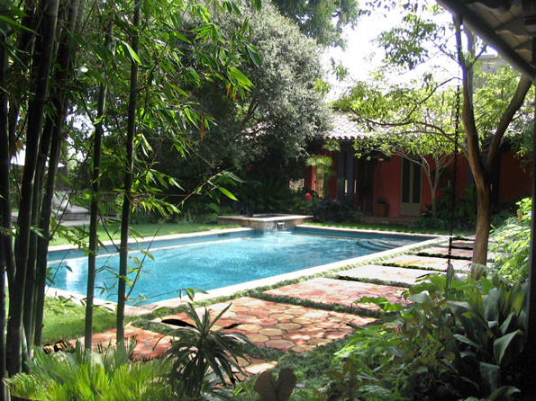 Example of a large backyard rectangular hot tub design in Los Angeles