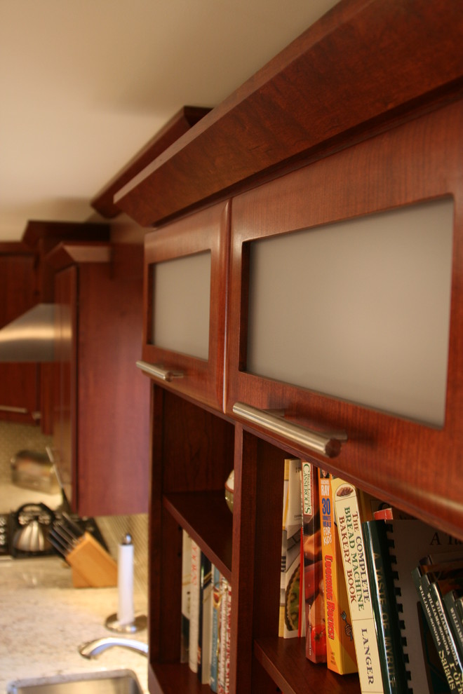 Example of a transitional home design design in Cincinnati