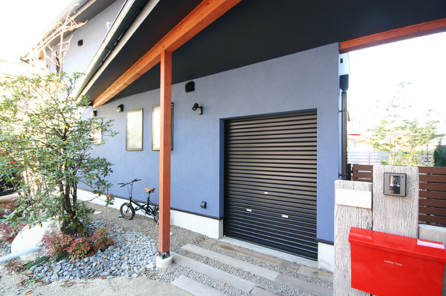 The blue house surrounded by green modern-haeuser