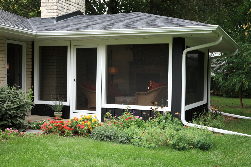 Inspiration for a midcentury verandah in Milwaukee.