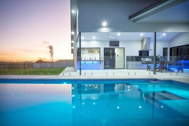 Angular Abode moderne-pool