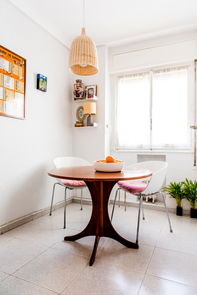 Ejemplo de comedor de cocina tradicional renovado de tamaño medio sin chimenea con paredes blancas y suelo de baldosas de cerámica