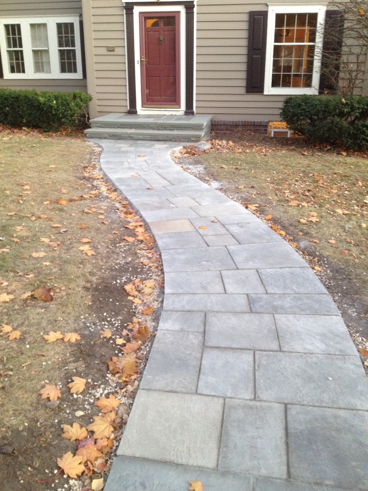 Design ideas for a mid-sized traditional front yard garden in Minneapolis with natural stone pavers and with path.