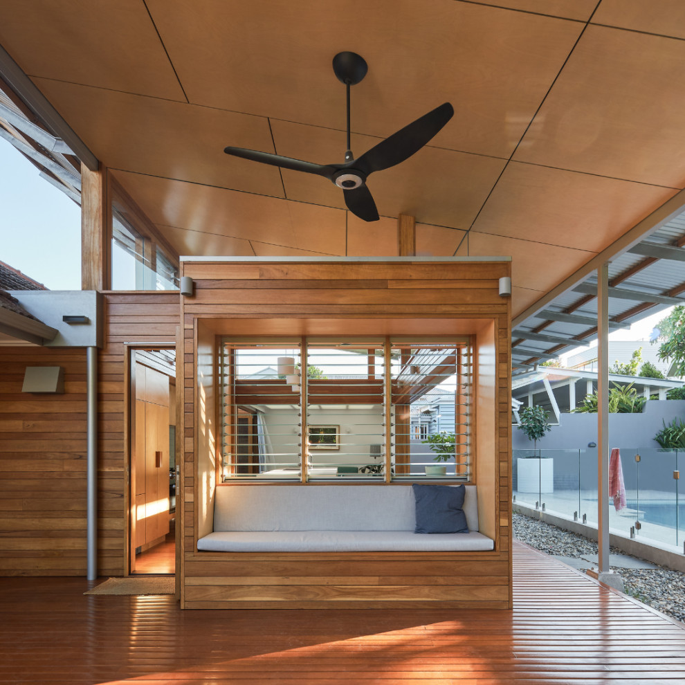 Design ideas for a contemporary deck in Brisbane.