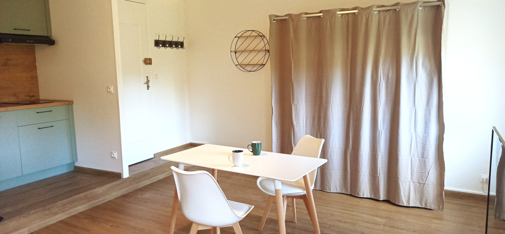 Aménagement d'une salle à manger scandinave de taille moyenne avec un mur blanc, parquet clair, aucune cheminée et un sol marron.