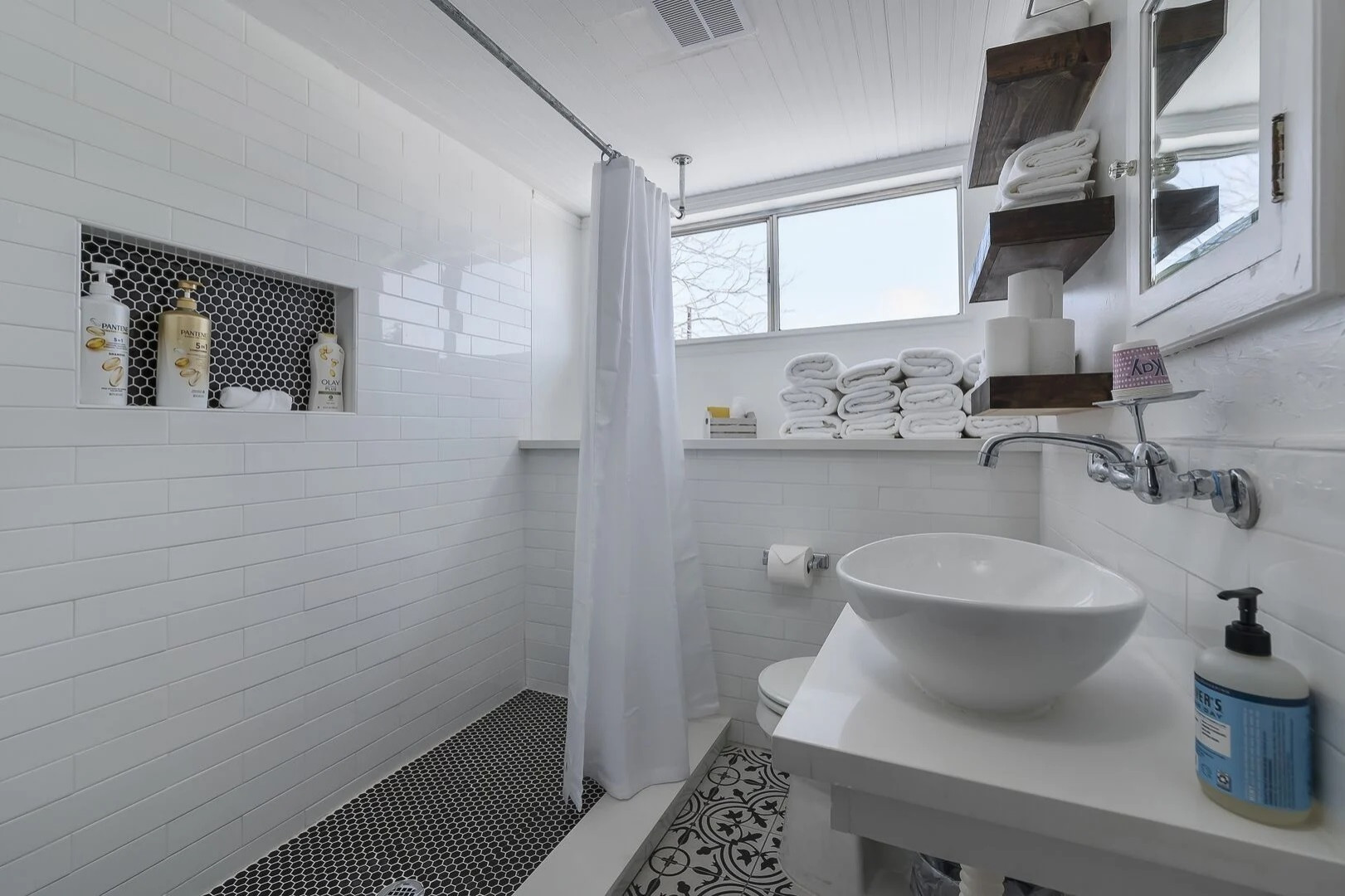 Example of a cottage bathroom design in Houston