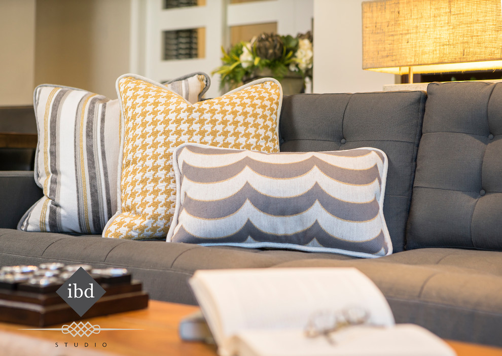 Transitional home design photo in Phoenix