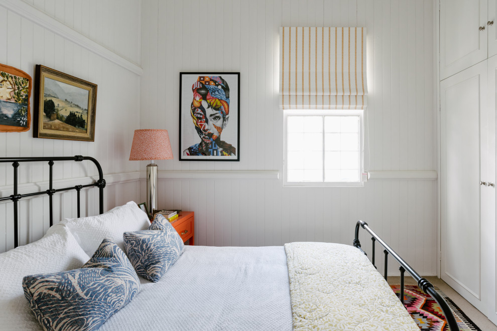 Exemple d'une chambre avec moquette nature avec un mur blanc, un sol beige et du lambris de bois.