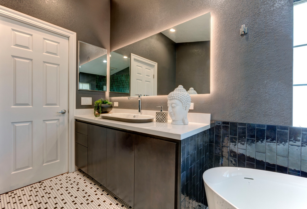 Источник вдохновения для домашнего уюта: большая главная ванная комната в стиле фьюжн с плоскими фасадами, темными деревянными фасадами, отдельно стоящей ванной, открытым душем, инсталляцией, зеленой плиткой, керамогранитной плиткой, коричневыми стенами, полом из мозаичной плитки, настольной раковиной, столешницей из искусственного кварца, разноцветным полом, душем с раздвижными дверями, белой столешницей, тумбой под одну раковину и встроенной тумбой