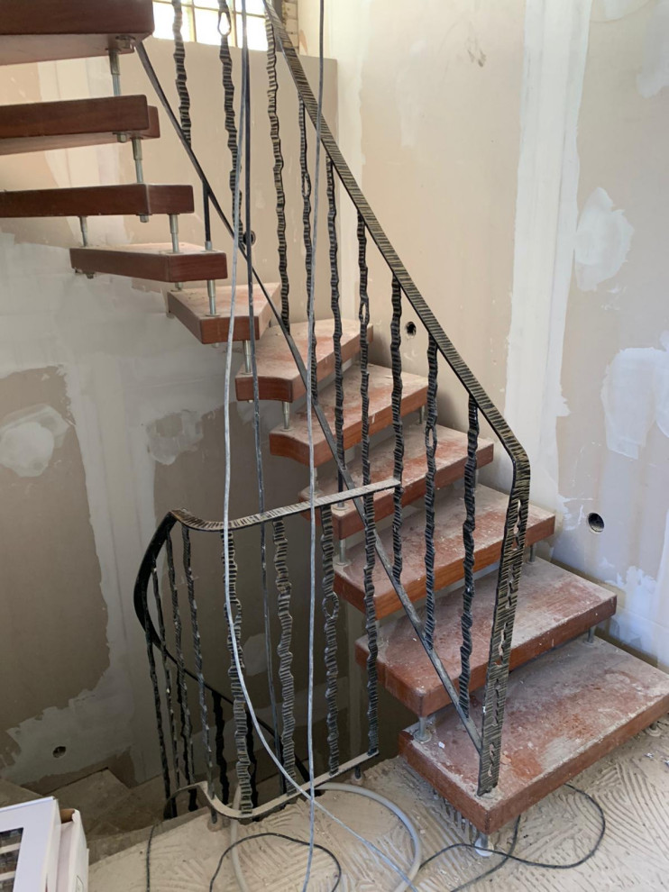 Черная лестница в проеме с окном