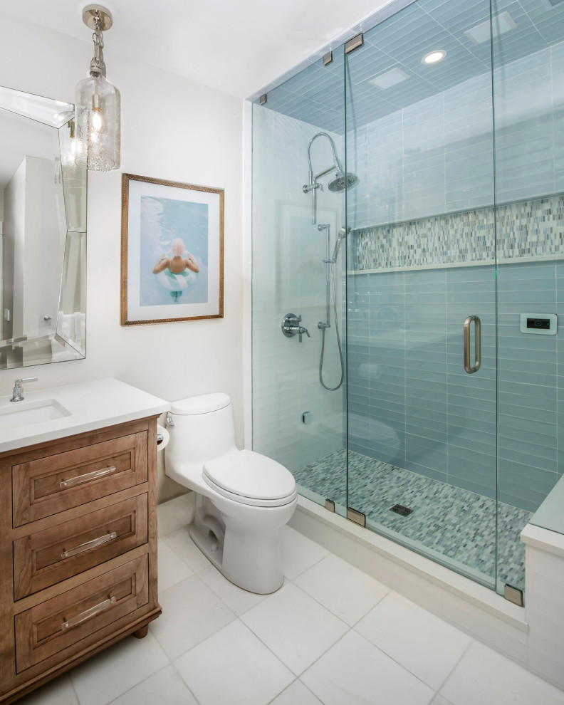 Exempel på ett mellanstort vit vitt en-suite badrum, med luckor med upphöjd panel, skåp i mellenmörkt trä, grå väggar, klinkergolv i keramik, ett undermonterad handfat, bänkskiva i kvartsit och grått golv
