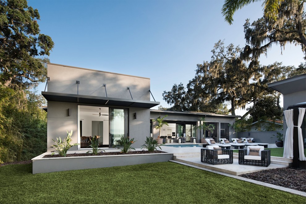 Photo of a large modern one-storey concrete grey exterior in Orlando with a flat roof.