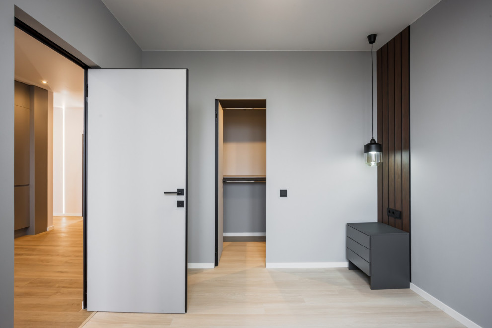 Идея дизайна: хозяйская спальня среднего размера, в светлых тонах в современном стиле с серыми стенами, полом из ламината и бежевым полом без камина