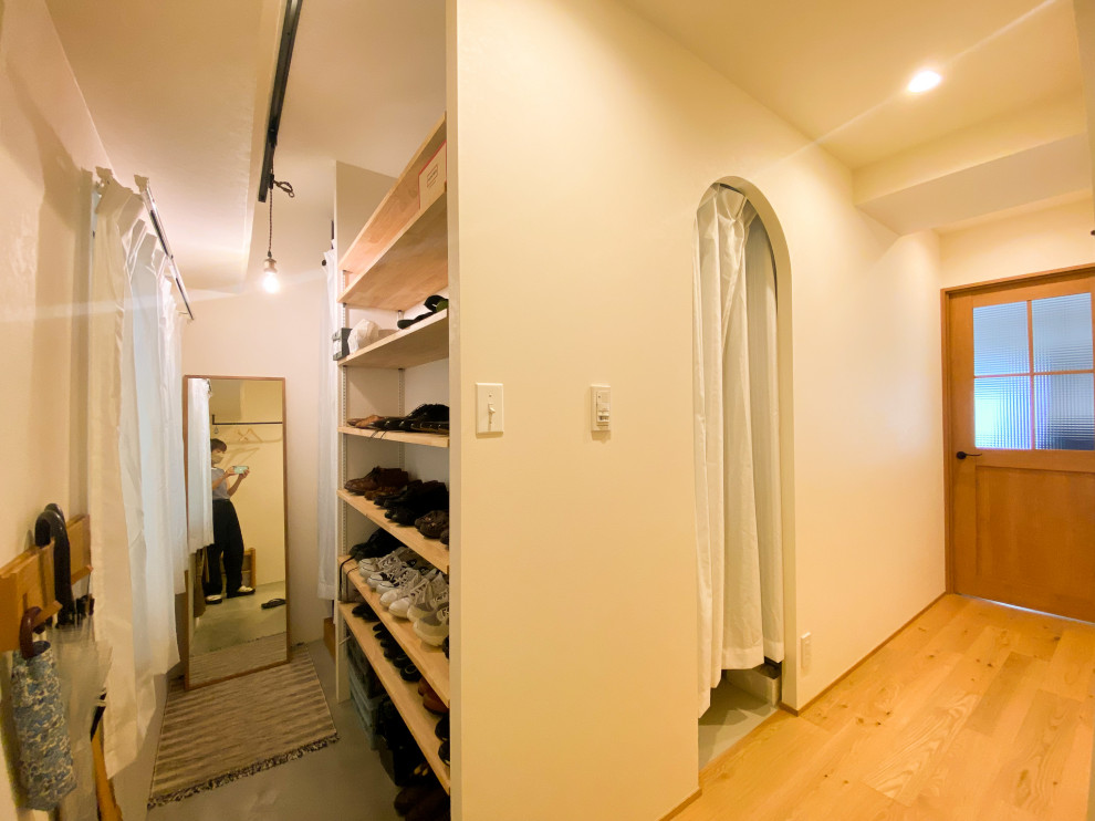 This is an example of a scandinavian storage and wardrobe in Osaka.
