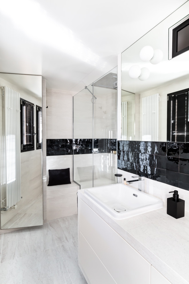 Cette image montre une salle de bain design.