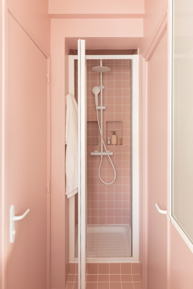 На фото: маленькая ванная комната в современном стиле с фасадами с декоративным кантом, розовой плиткой, керамической плиткой, душевой кабиной, столешницей из дерева, розовым полом, розовой столешницей, тумбой под одну раковину и напольной тумбой для на участке и в саду с