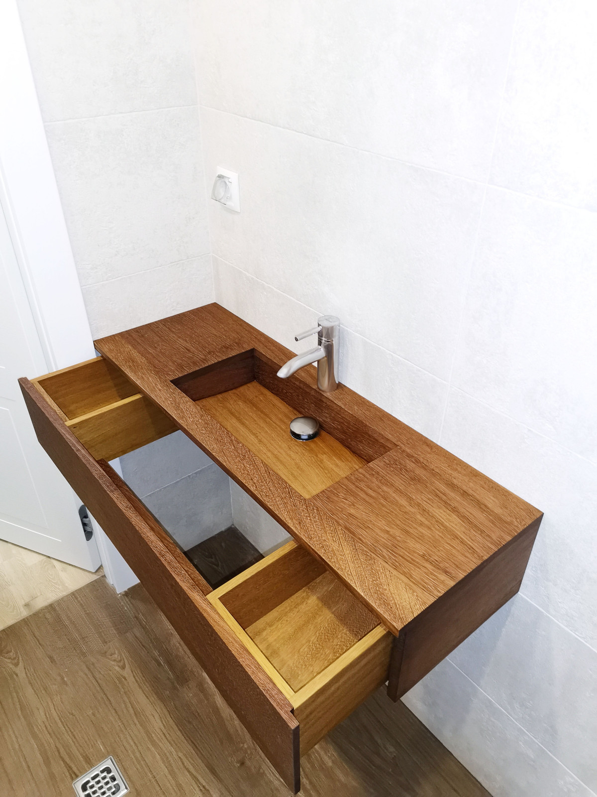 Раковина из дерева Ироко