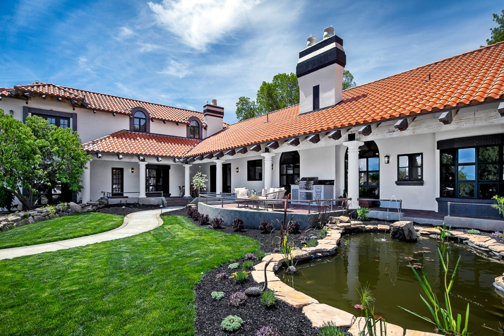 Geräumiges, Zweistöckiges Mediterranes Einfamilienhaus mit Putzfassade, weißer Fassadenfarbe, Walmdach, Ziegeldach und rotem Dach in Boise