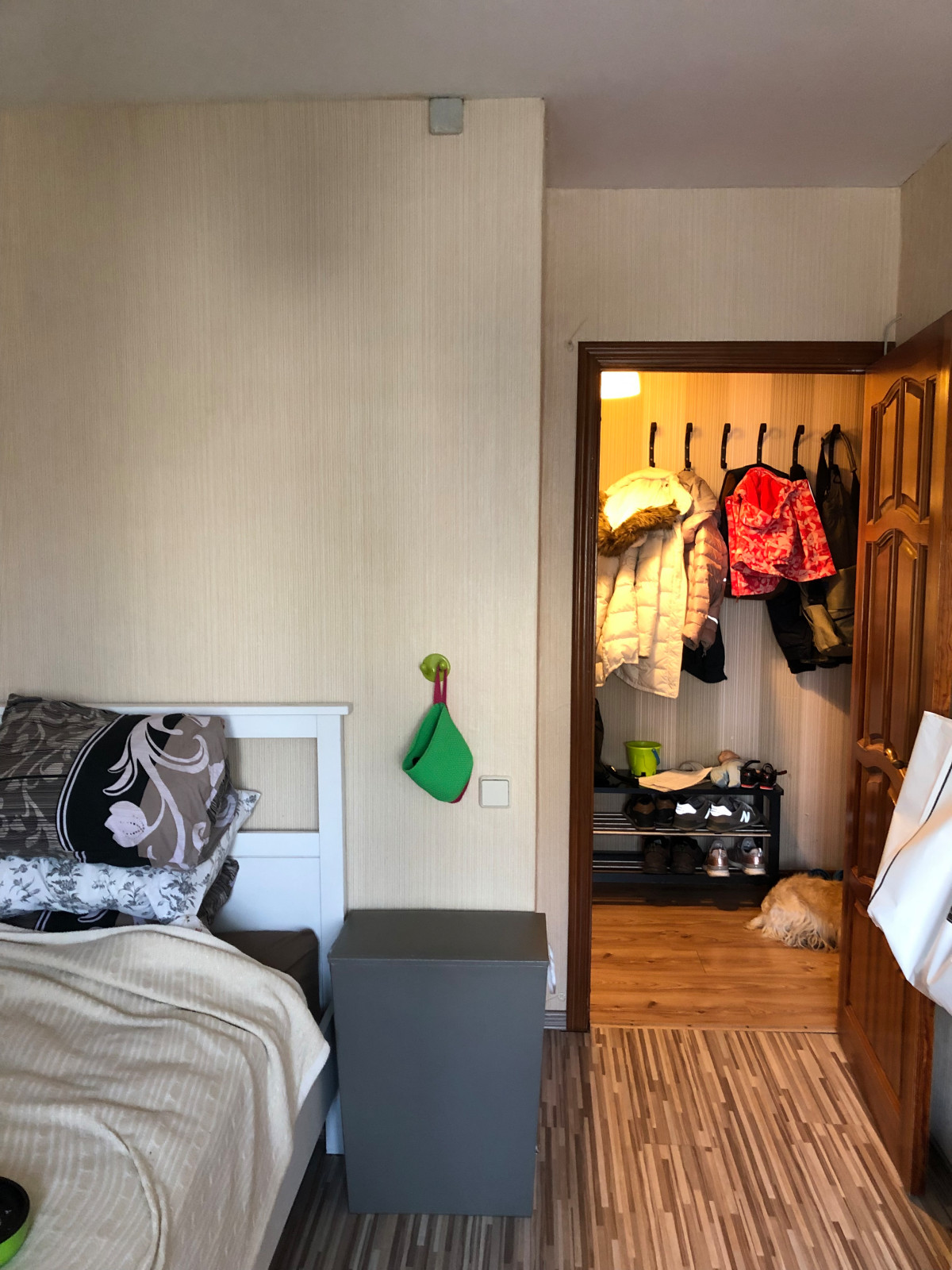 Комната (вид на прихожую)