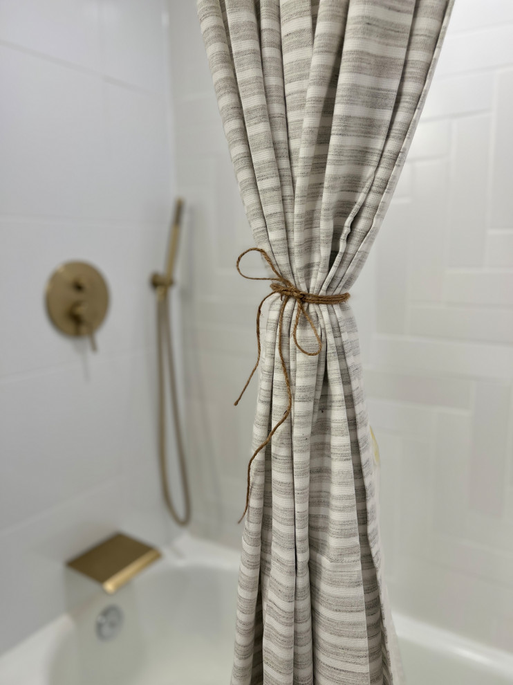 Babylon, NY - Shared Bathroom