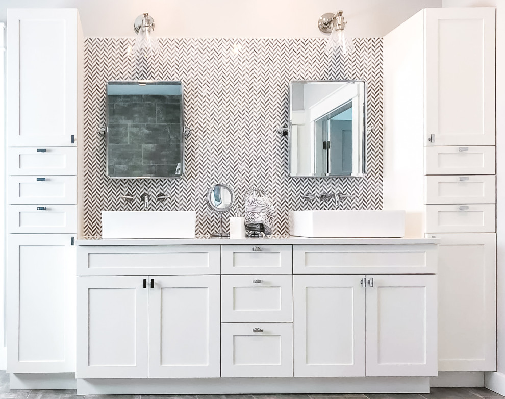 Idéer för ett mellanstort modernt vit en-suite badrum, med skåp i shakerstil, grå skåp, ett fristående badkar, våtrum, svart och vit kakel, glaskakel, grå väggar, laminatgolv, ett fristående handfat, bänkskiva i kvarts, grått golv och med dusch som är öppen