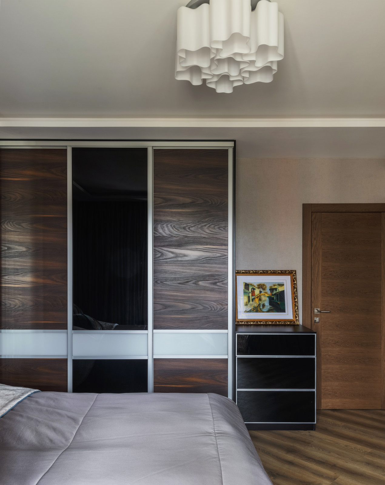 Спальня в оттенках крема и шоколада