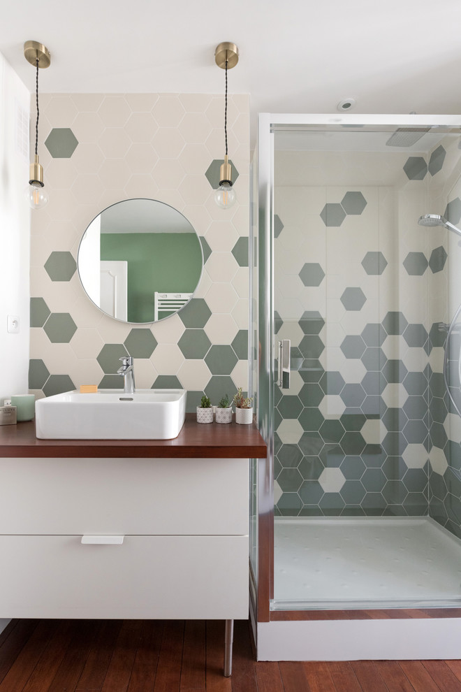 Mid-sized contemporary master bathroom in Lyon with white cabinets, green tile, cement tile and wood benchtops.