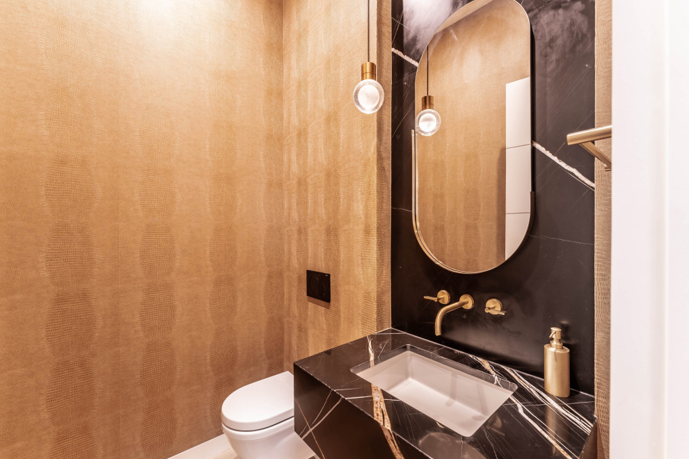 Exemple d'un WC suspendu moderne de taille moyenne avec des portes de placard noires, des dalles de pierre, parquet clair, un lavabo encastré, un plan de toilette en marbre, un plan de toilette noir, meuble-lavabo suspendu et du papier peint.